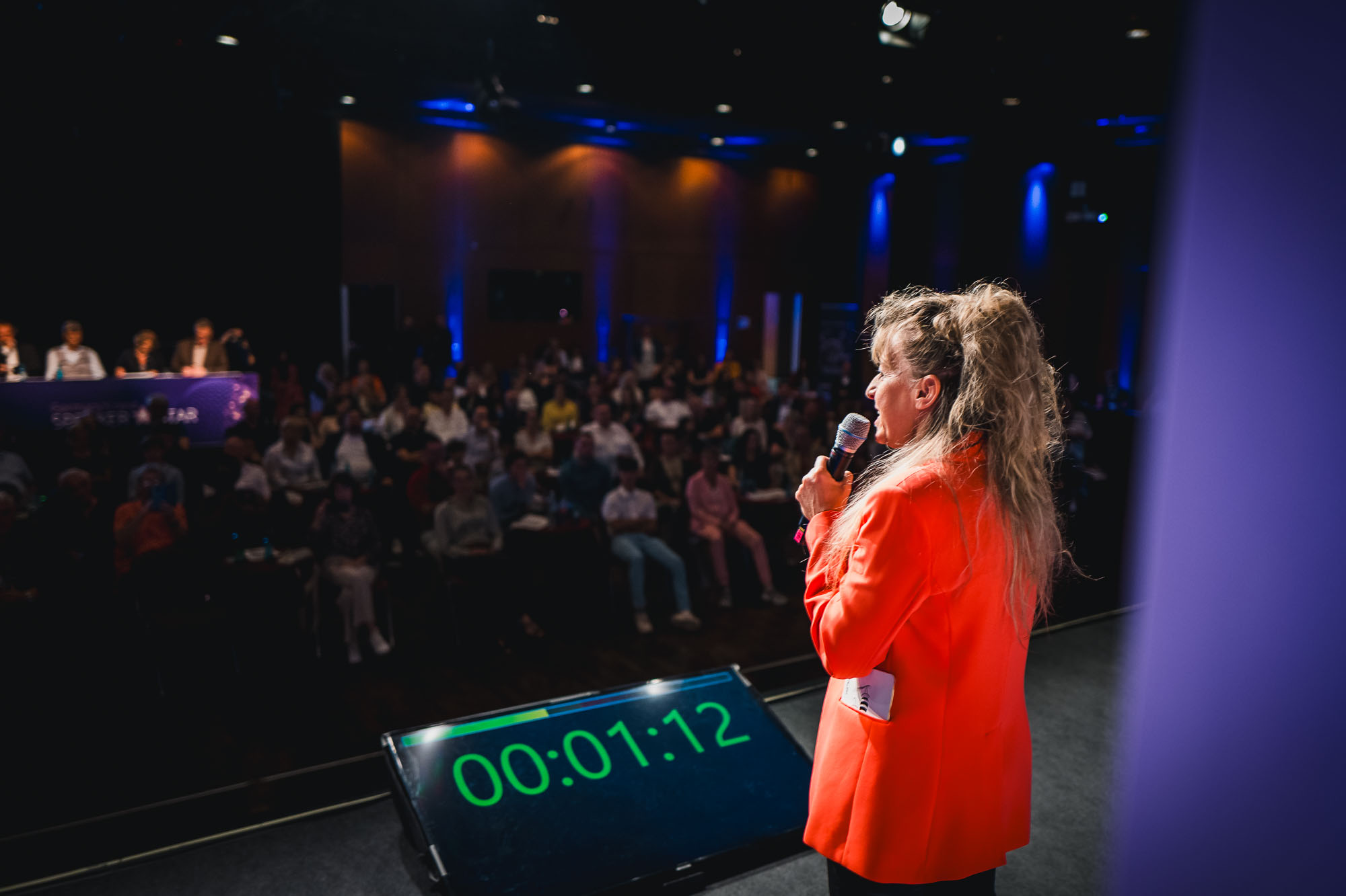 Carmen Cornelia Haselwanter auf grosser Bühne vor Publikum